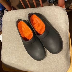 Women’s size 10 Crocs pro